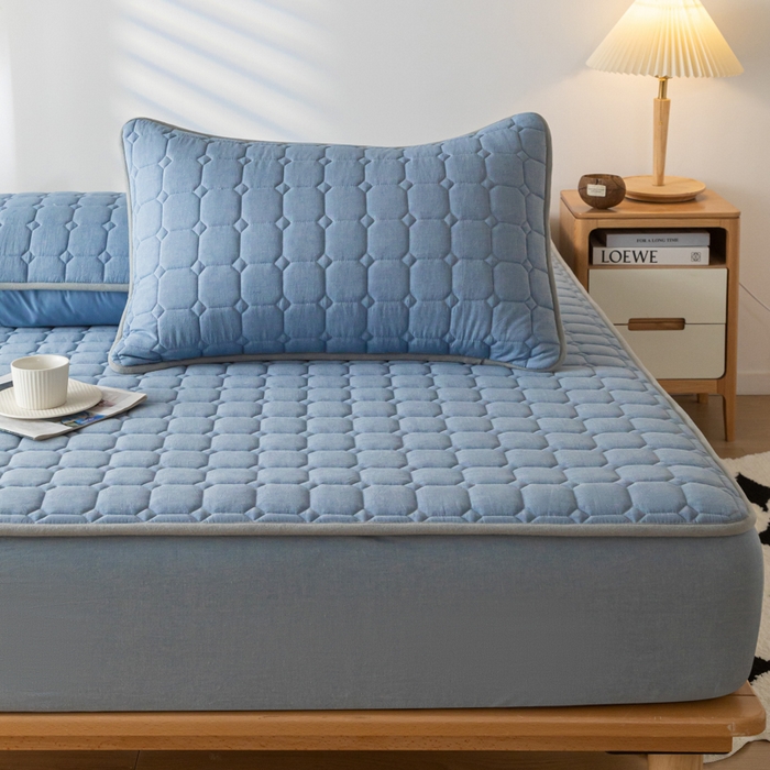 91家纺网 家纺一手货源 找家纺 鑫钰 2024新款无印风水洗棉水洗亲肤大豆夹棉床笠-简格 简格-宾利蓝