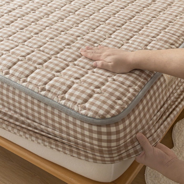 91家纺网 家纺一手货源 找家纺 鑫钰 2024新款无印风水洗棉水洗亲肤大豆夹棉床笠-简格 简格-驼小格