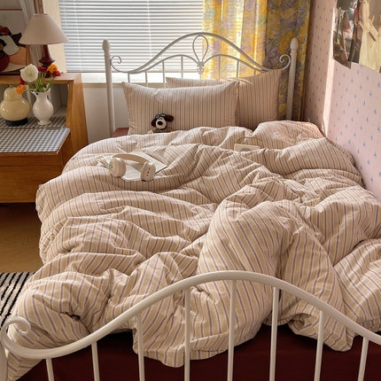 91家纺网 家纺一手货源 找家纺 六巷胡同 2024新款INS博主风复古条纹系四件套 咖薰黄条