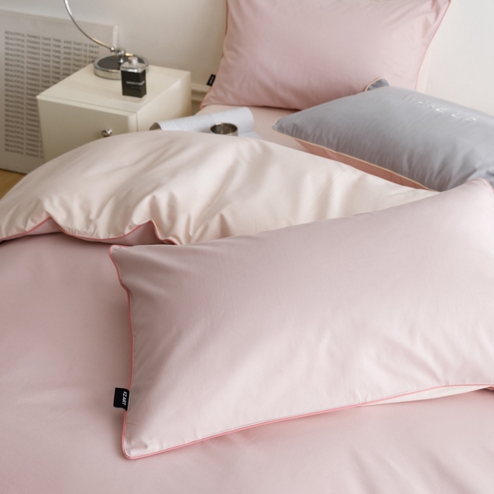 91家纺网 家纺一手货源 找家纺 卡姿家纺 2024春夏纯色双拼嵌绳款单枕套—莫琳 莫琳 枕套梅粉