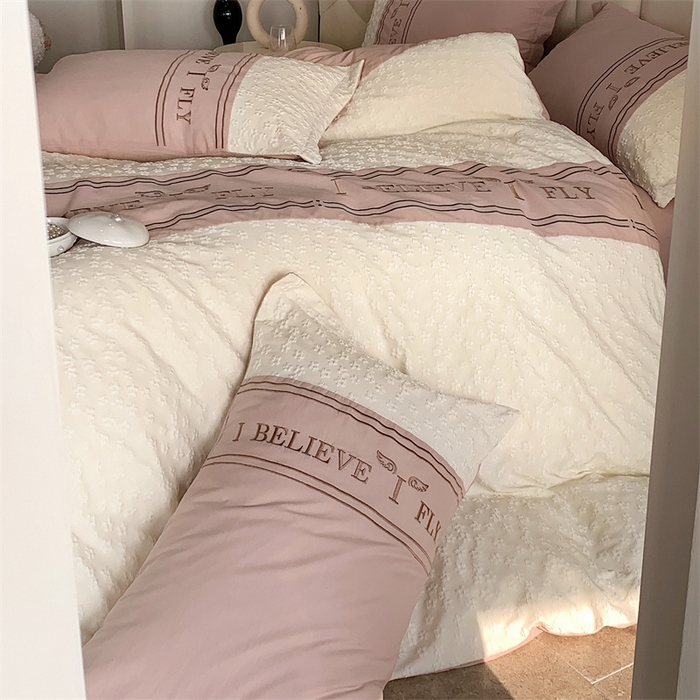 91家纺网 家纺一手货源 找家纺 换种生活 2024新款全棉活性印染刺绣四件套-法式小香风系列 元气桃桃