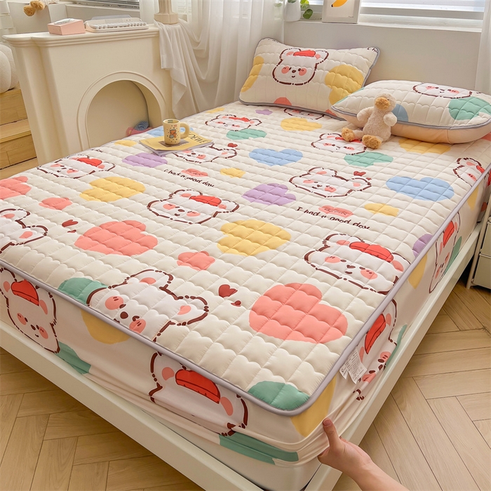 91家纺网 家纺一手货源 找家纺 雯豆家纺 2024新款A类全棉纯棉夹棉床笠三件套印花床笠 全棉夹棉床笠-库洛熊