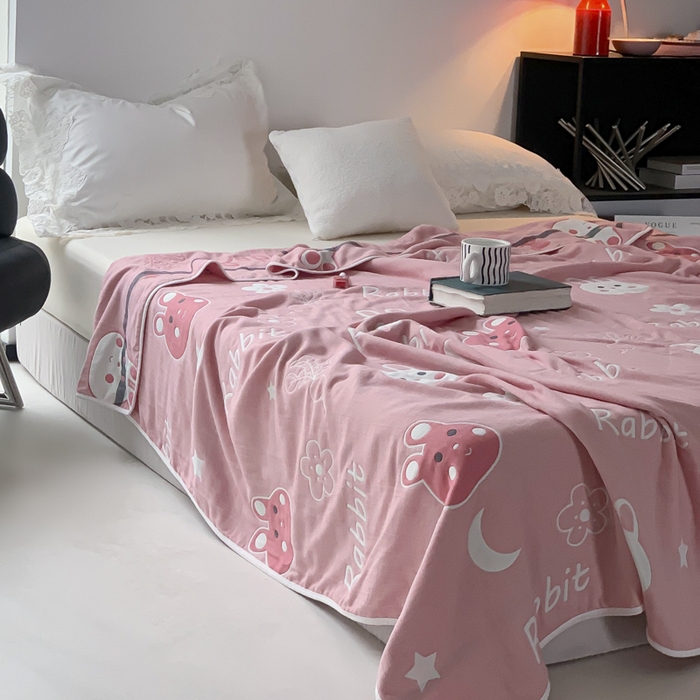 91家纺网 家纺一手货源 找家纺 爱港家纺 2024新款全棉六层毛巾被夏凉被纱布毯 粉小兔