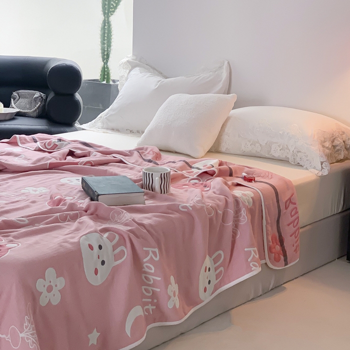 91家纺网 家纺一手货源 找家纺 爱港家纺 2024新款全棉六层毛巾被夏凉被纱布毯 粉小兔