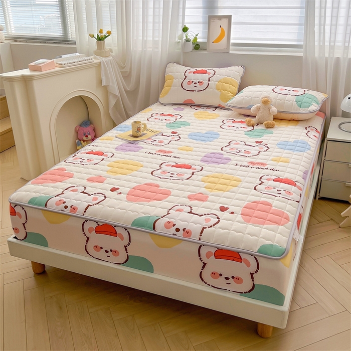 91家纺网 家纺一手货源 找家纺 雯豆家纺 2024新款A类全棉纯棉夹棉床笠三件套印花床笠 全棉夹棉床笠-库洛熊