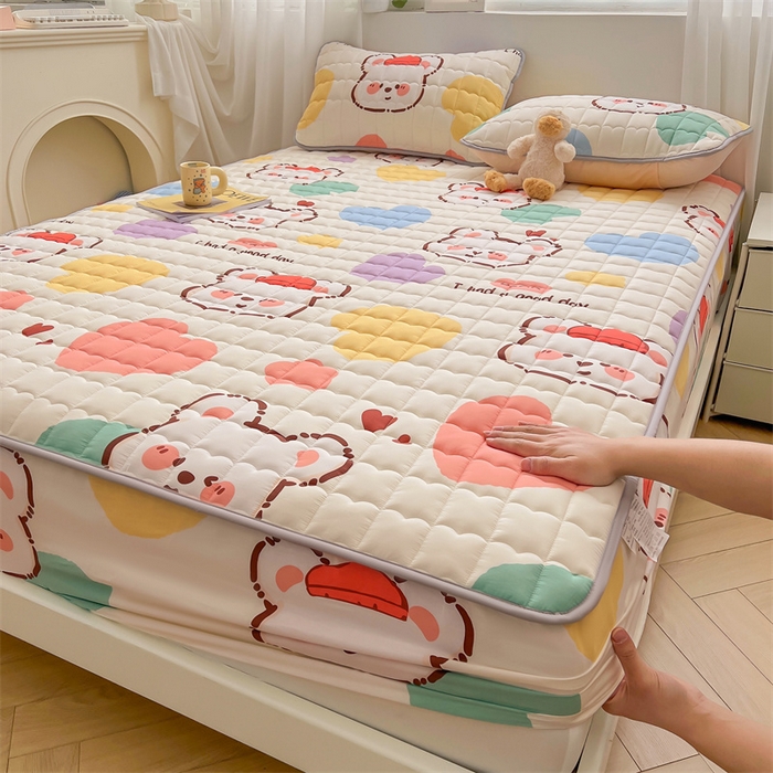 91家纺网 家纺一手货源 找家纺 雯豆家纺 2024新款A类全棉纯棉夹棉床笠三件套印花床笠 全棉夹棉床笠-库洛熊