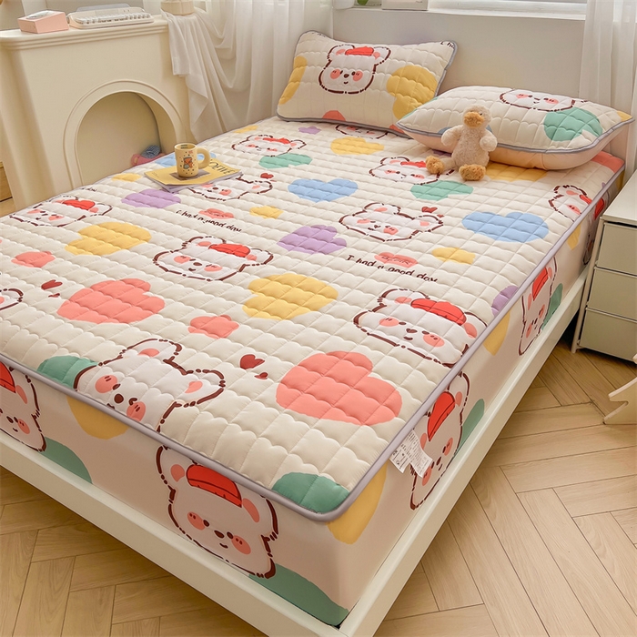 91家纺网 家纺一手货源 找家纺 雯豆家纺 2024新款A类全棉纯棉夹棉床笠三件套印花床笠 全棉夹棉床笠-库洛熊