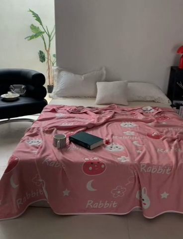 91家纺网 家纺一手货源 找家纺 爱港家纺 2024新款全棉六层毛巾被夏凉被纱布毯 粉小兔