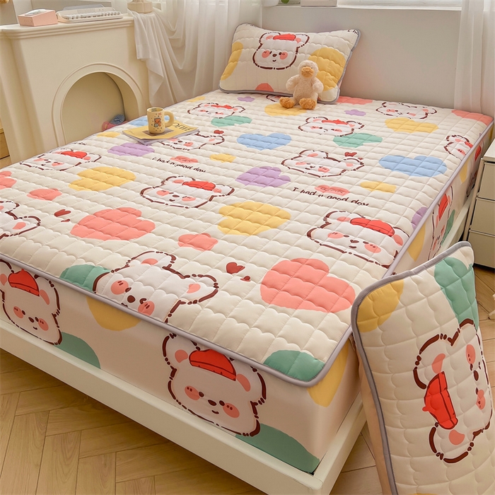 91家纺网 家纺一手货源 找家纺 雯豆家纺 2024新款A类全棉纯棉夹棉床笠三件套印花床笠 全棉夹棉床笠-库洛熊