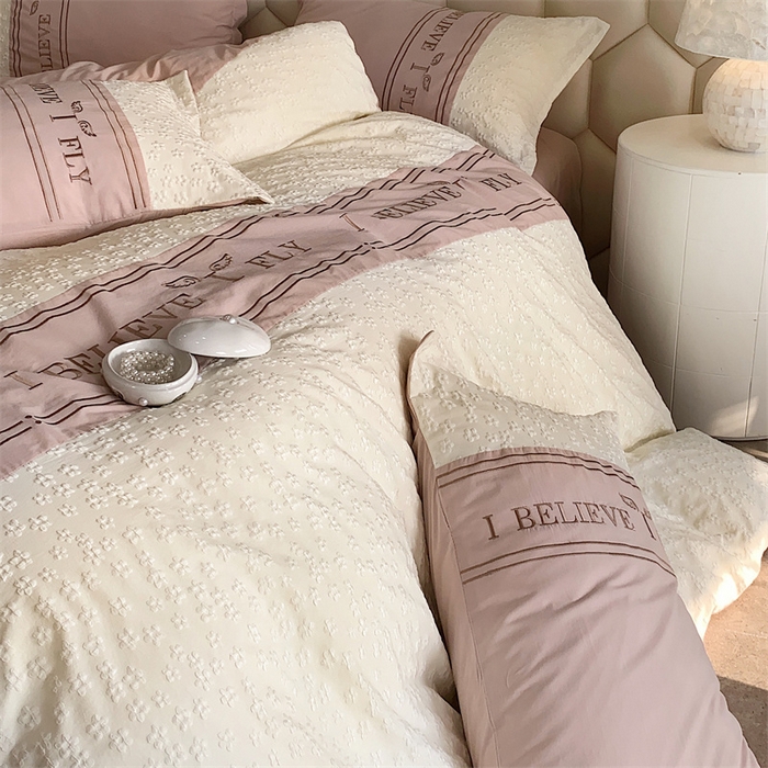 91家纺网 家纺一手货源 找家纺 换种生活 2024新款全棉活性印染刺绣四件套-法式小香风系列 元气桃桃