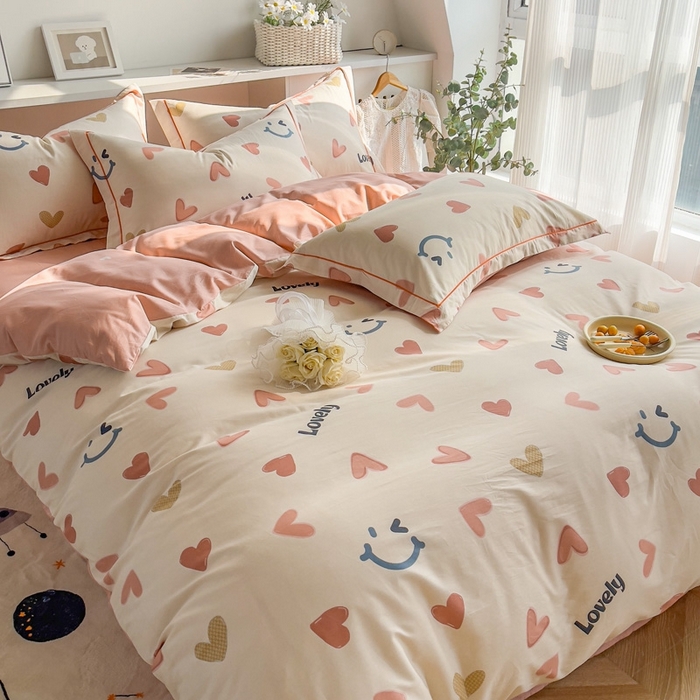 91家纺网 家纺一手货源 找家纺 艾迪尚 2025新款133X76宽幅全棉印花四件套（有单品+可定制） 初恋心语-粉