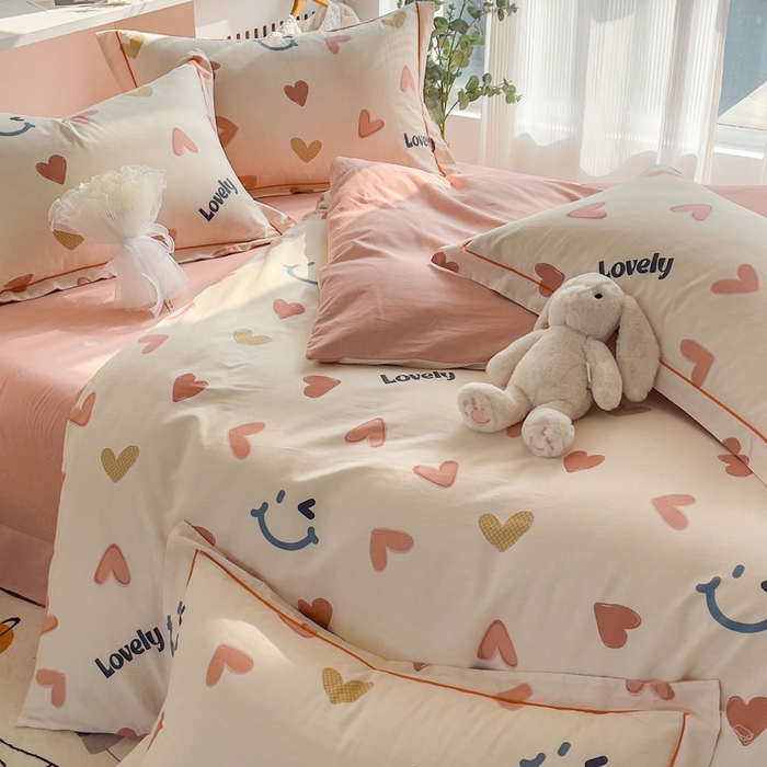 91家纺网 家纺一手货源 找家纺 艾迪尚 2025新款133X76宽幅全棉印花四件套（有单品+可定制） 初恋心语-粉