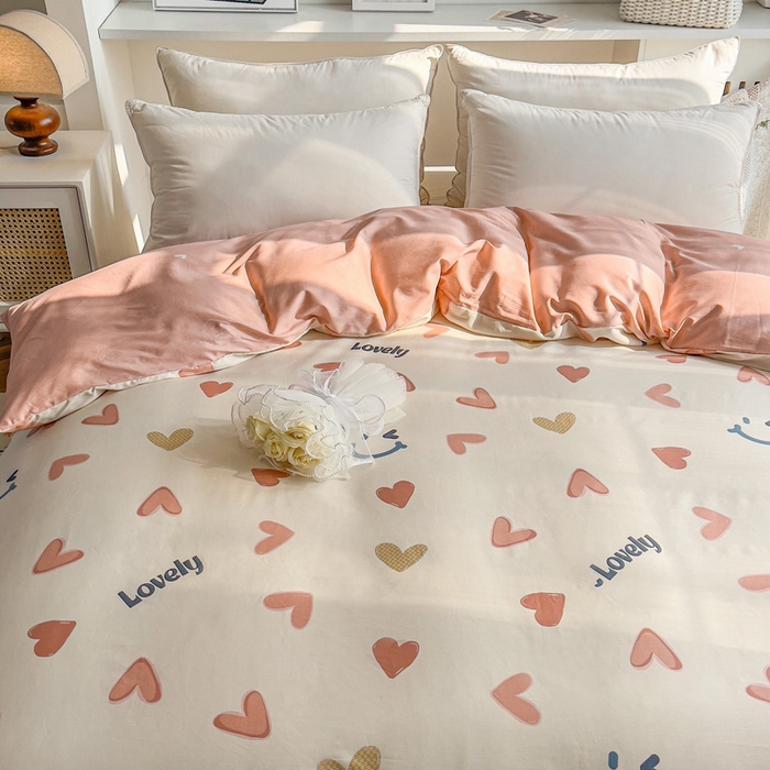 91家纺网 家纺一手货源 找家纺 艾迪尚 2025新款133X76宽幅全棉印花单被套 初恋心语-粉