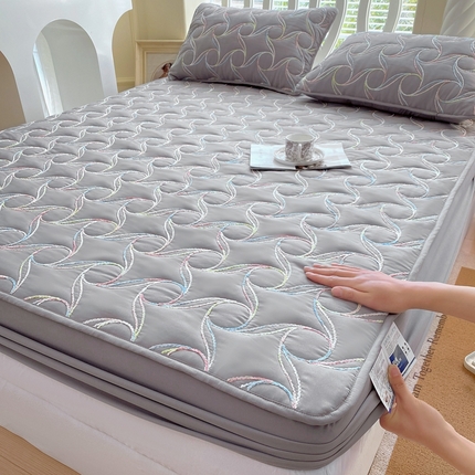 91家纺网 家纺一手货源 找家纺 尊康家纺（原磊科） 2024新款奶昔棉抗菌夹棉床笠-旋风 旋风-绅士灰