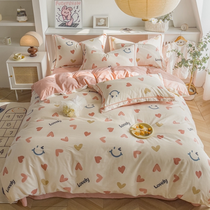 91家纺网 家纺一手货源 找家纺 艾迪尚 2025新款133X76宽幅全棉印花四件套（有单品+可定制） 初恋心语-粉