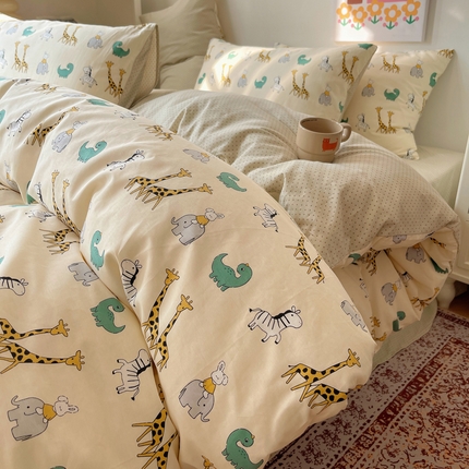 91家纺网 家纺一手货源 找家纺 六巷胡同 2024新款ins可爱卡通风AB版系列四件套第五系 长颈鹿之家