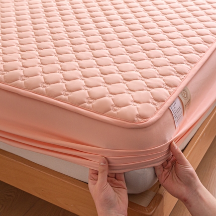 91家纺网 家纺一手货源 找家纺 （总）摩妮卡 2025新款简约亲肤夹棉爱心款床笠