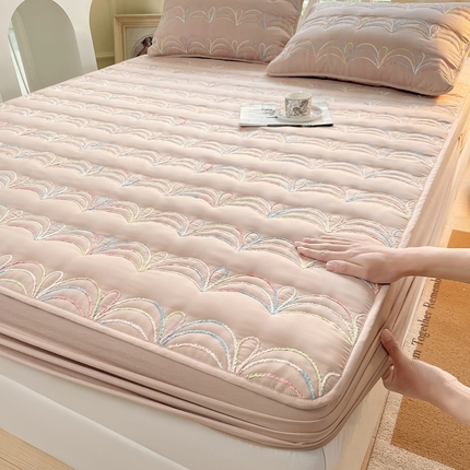 91家纺网 家纺一手货源 找家纺 尊康家纺（原磊科） 2024新款奶昔棉抗菌夹棉床笠-波浪 波浪-香槟色