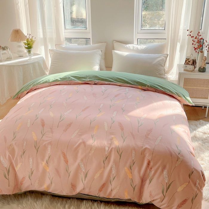 91家纺网 家纺一手货源 找家纺 艾迪尚 2025新款133X76宽幅全棉印花单被套 秋言—粉