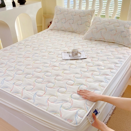 91家纺网 家纺一手货源 找家纺 尊康家纺（原磊科） 2024新款奶昔棉抗菌夹棉床笠-旋风 旋风-奶油白