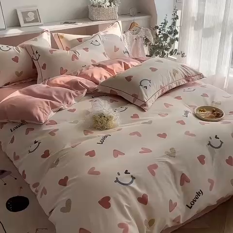 91家纺网 家纺一手货源 找家纺 艾迪尚 2025新款133X76宽幅全棉印花四件套（有单品+可定制） 初恋心语-粉