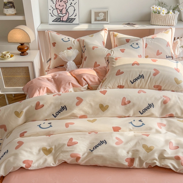 91家纺网 家纺一手货源 找家纺 艾迪尚 2025新款133X76宽幅全棉印花四件套（有单品+可定制） 初恋心语-粉