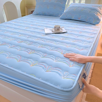 91家纺网 家纺一手货源 找家纺 尊康家纺（原磊科） 2024新款奶昔棉抗菌夹棉床笠-波浪 波浪-天空蓝