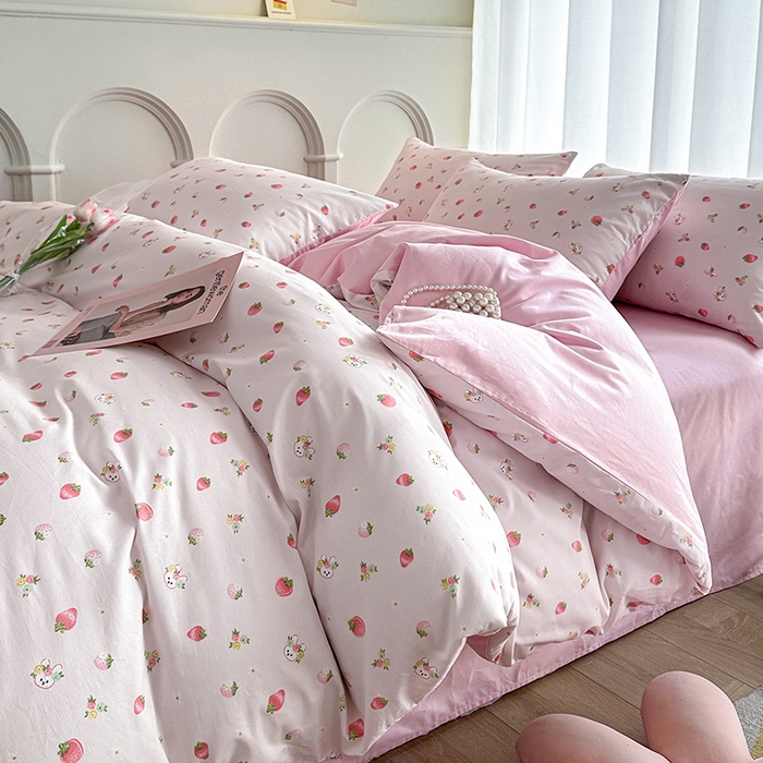 91家纺网 家纺一手货源 找家纺 潮邦创意家居 2025新款全棉13070多风格纯棉四件套 草莓兔兔