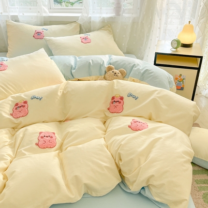 91家纺网 家纺一手货源 找家纺 丽涵家纺 2025新品全棉纯色毛巾绣可爱卡通四件套 散版-粉小猪