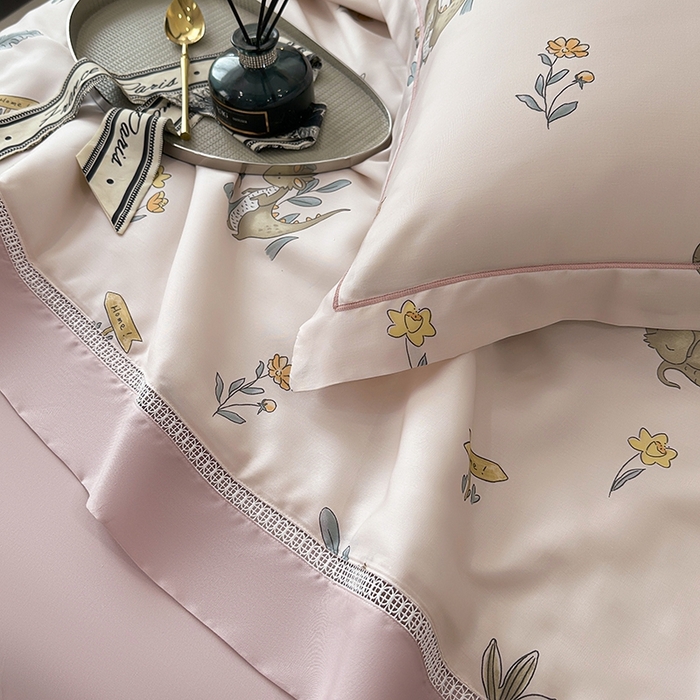 91家纺网 家纺一手货源 找家纺 娇逸家居 2025新款50支莱赛尔镂空花边印花天丝夏被 乖乖龙