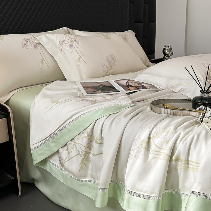 91家纺网 家纺一手货源 找家纺 娇逸家居 2025新款50支莱赛尔镂空花边印花天丝夏被 暮云-绿