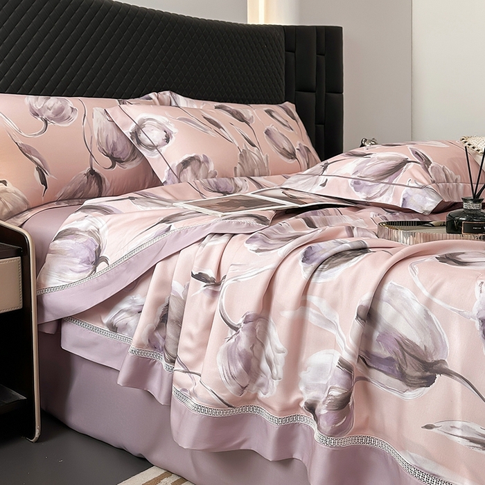 91家纺网 家纺一手货源 找家纺 娇逸家居 2025新款50支莱赛尔镂空花边印花天丝夏被 岚兮