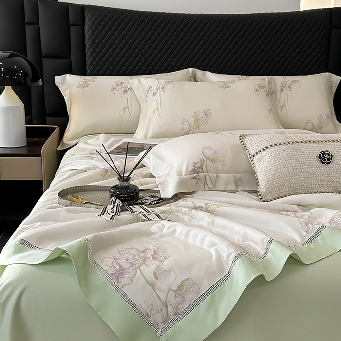 91家纺网 家纺一手货源 找家纺 娇逸家居 2025新款50支莱赛尔镂空花边印花天丝夏被 暮云-绿