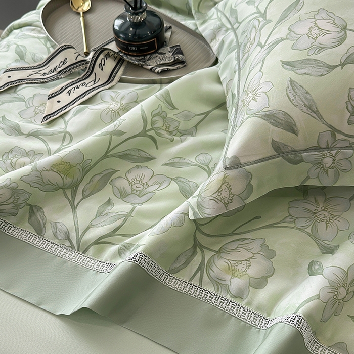 91家纺网 家纺一手货源 找家纺 娇逸家居 2025新款50支莱赛尔镂空花边印花天丝夏被 绿萌