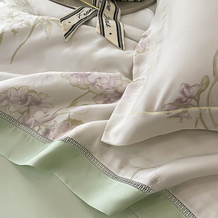 91家纺网 家纺一手货源 找家纺 娇逸家居 2025新款50支莱赛尔镂空花边印花天丝夏被 暮云-绿