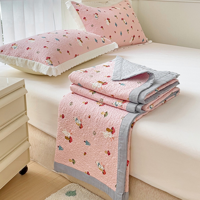 91家纺网 家纺一手货源 找家纺 羽爱家纺 2024新款A类双层纱棉花芯床盖套件 蘑菇兔