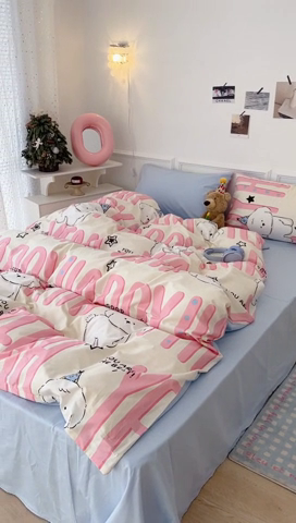 91家纺网 家纺一手货源 找家纺 昔可家纺 2024新款全棉卡通印花系列四件套 粉字母狗狗