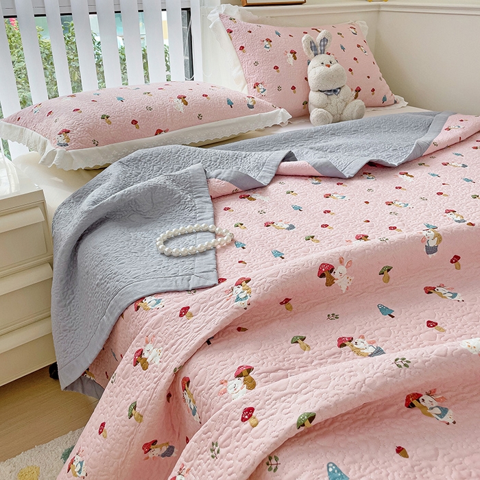 91家纺网 家纺一手货源 找家纺 羽爱家纺 2024新款A类双层纱棉花芯床盖套件 蘑菇兔