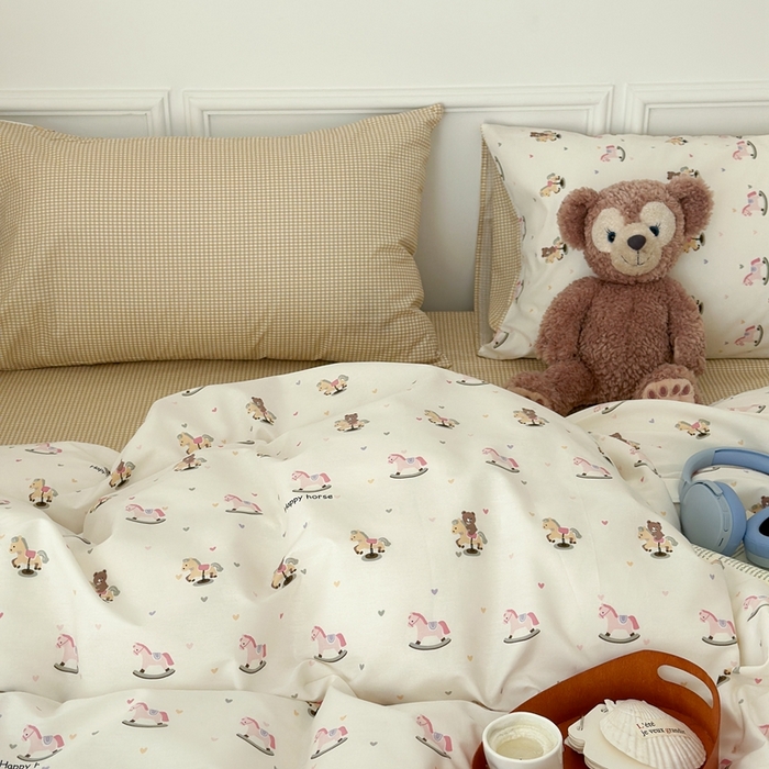 91家纺网 家纺一手货源 找家纺 昔可家纺 2024新款全棉卡通印花系列四件套 木马小熊