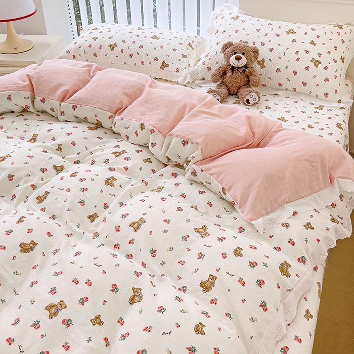 91家纺网 家纺一手货源 找家纺 羽爱家纺 2024新款A类双层纱棉花芯床盖套件 玫瑰小熊