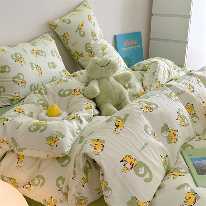 91家纺网 家纺一手货源 找家纺 时年 2024新款全棉双层纱四件套-宝可梦系列 皮卡丘绿果