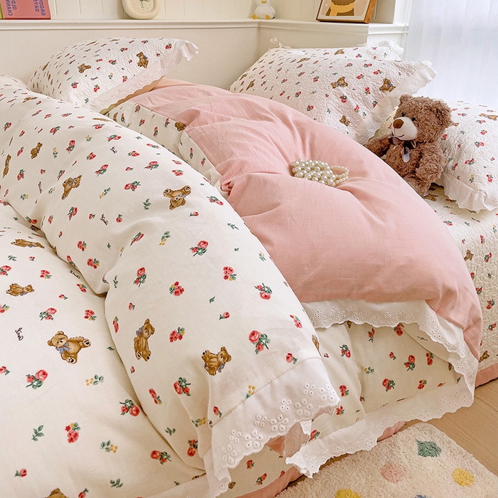 91家纺网 家纺一手货源 找家纺 羽爱家纺 2024新款A类双层纱棉花芯床盖套件 玫瑰小熊