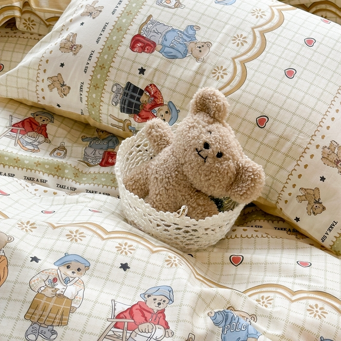 91家纺网 家纺一手货源 找家纺 昔可家纺 2024新款全棉卡通印花系列四件套 格子学院熊