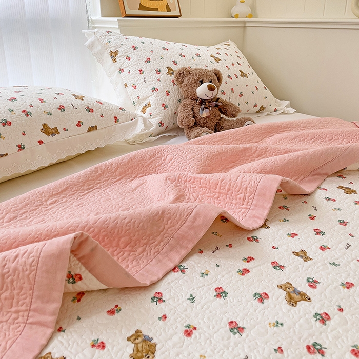 91家纺网 家纺一手货源 找家纺 羽爱家纺 2024新款A类双层纱棉花芯床盖套件 玫瑰小熊