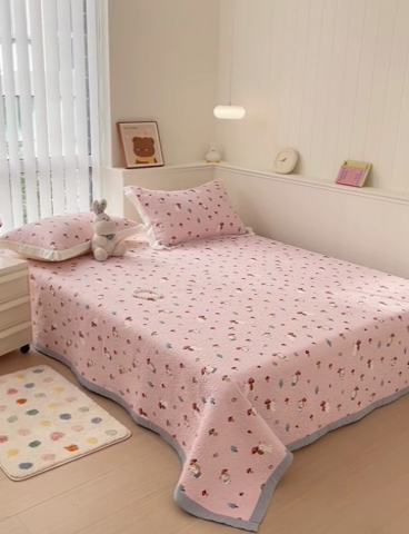 91家纺网 家纺一手货源 找家纺 羽爱家纺 2024新款A类双层纱棉花芯床盖套件 蘑菇兔