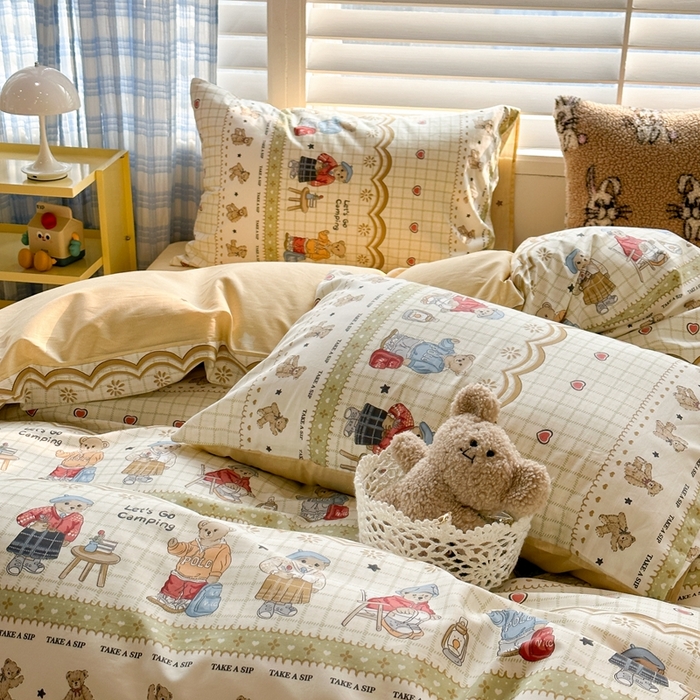 91家纺网 家纺一手货源 找家纺 昔可家纺 2024新款全棉卡通印花系列四件套 格子学院熊