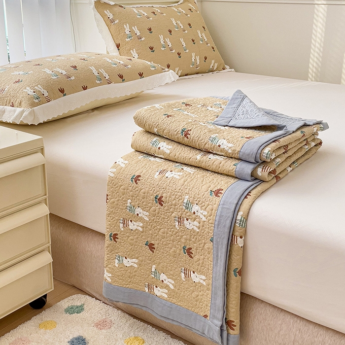 91家纺网 家纺一手货源 找家纺 羽爱家纺 2024新款A类双层纱棉花芯床盖套件 乖乖兔