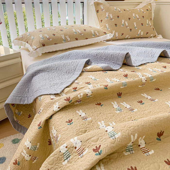 91家纺网 家纺一手货源 找家纺 羽爱家纺 2024新款A类双层纱棉花芯床盖套件 乖乖兔