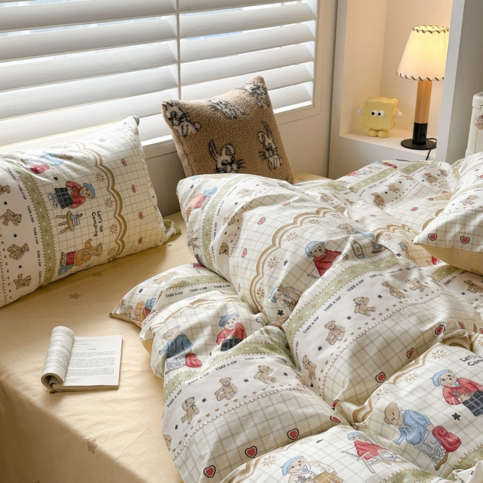 91家纺网 家纺一手货源 找家纺 昔可家纺 2024新款全棉卡通印花系列四件套 格子学院熊