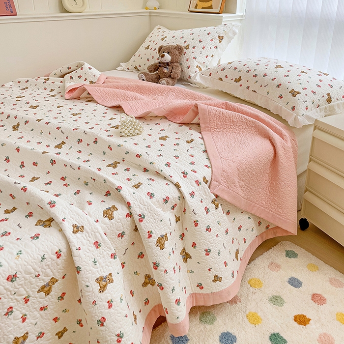 91家纺网 家纺一手货源 找家纺 羽爱家纺 2024新款A类双层纱棉花芯床盖套件 玫瑰小熊